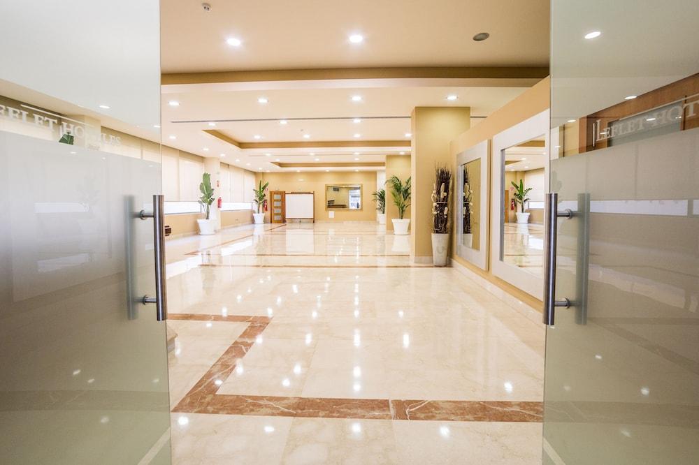 Leflet Sanlucar Hotel Sanlucar la Mayor Exterior photo