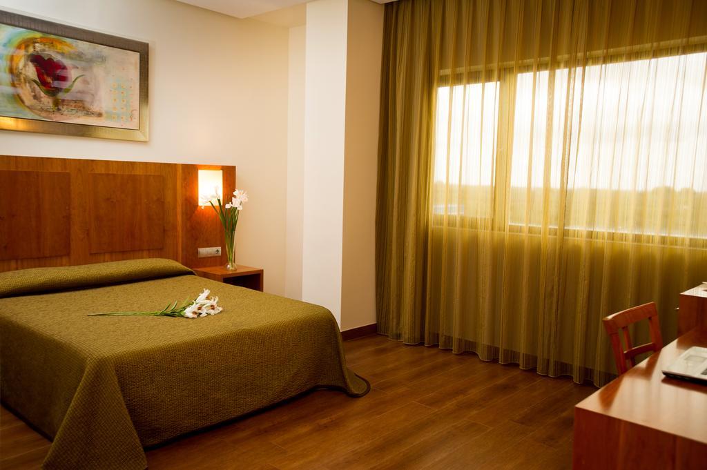 Leflet Sanlucar Hotel Sanlucar la Mayor Exterior photo