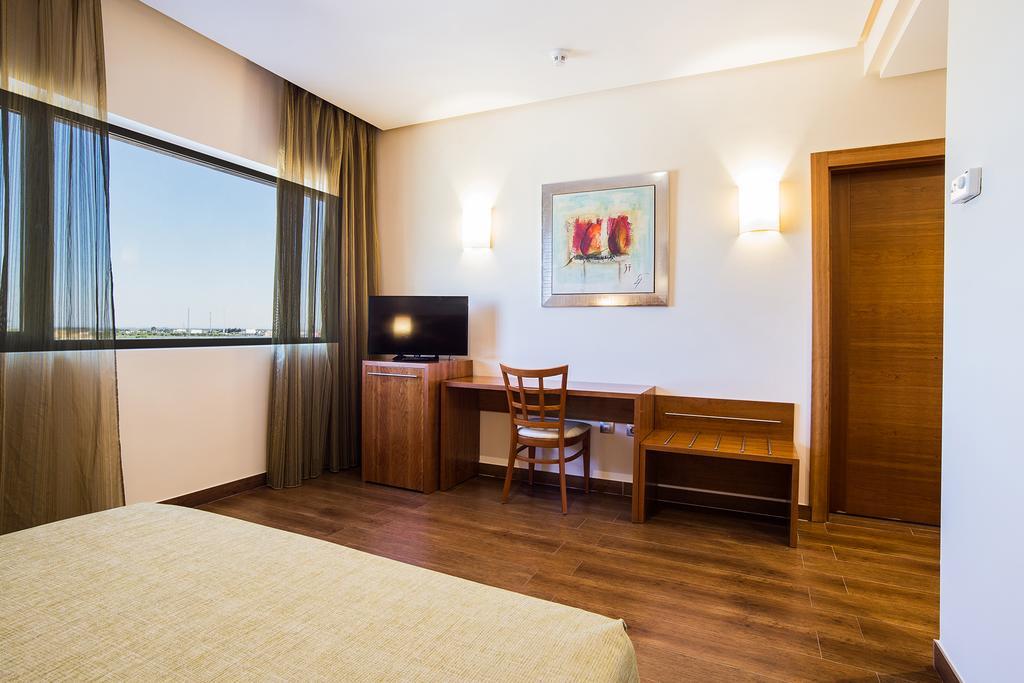 Leflet Sanlucar Hotel Sanlucar la Mayor Exterior photo