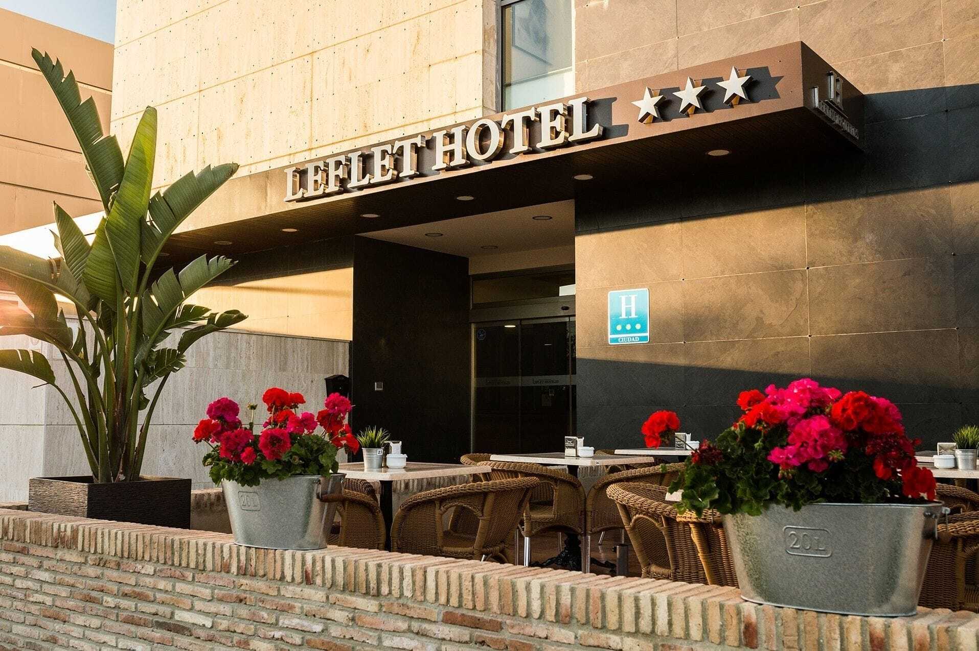 Leflet Sanlucar Hotel Sanlucar la Mayor Exterior photo